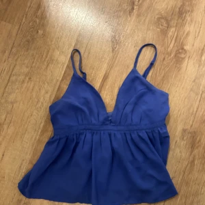 Blå topp - Så fin topp som passar till det mesta! Skulle säga att den är en XS/S, då den tyvärr är lite för tight på mig som är en S/M!   Är 
