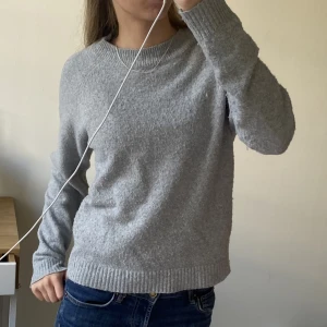 Grå stickad tröja - Trendig tröja från vero moda (tryck gärna på köp nu)