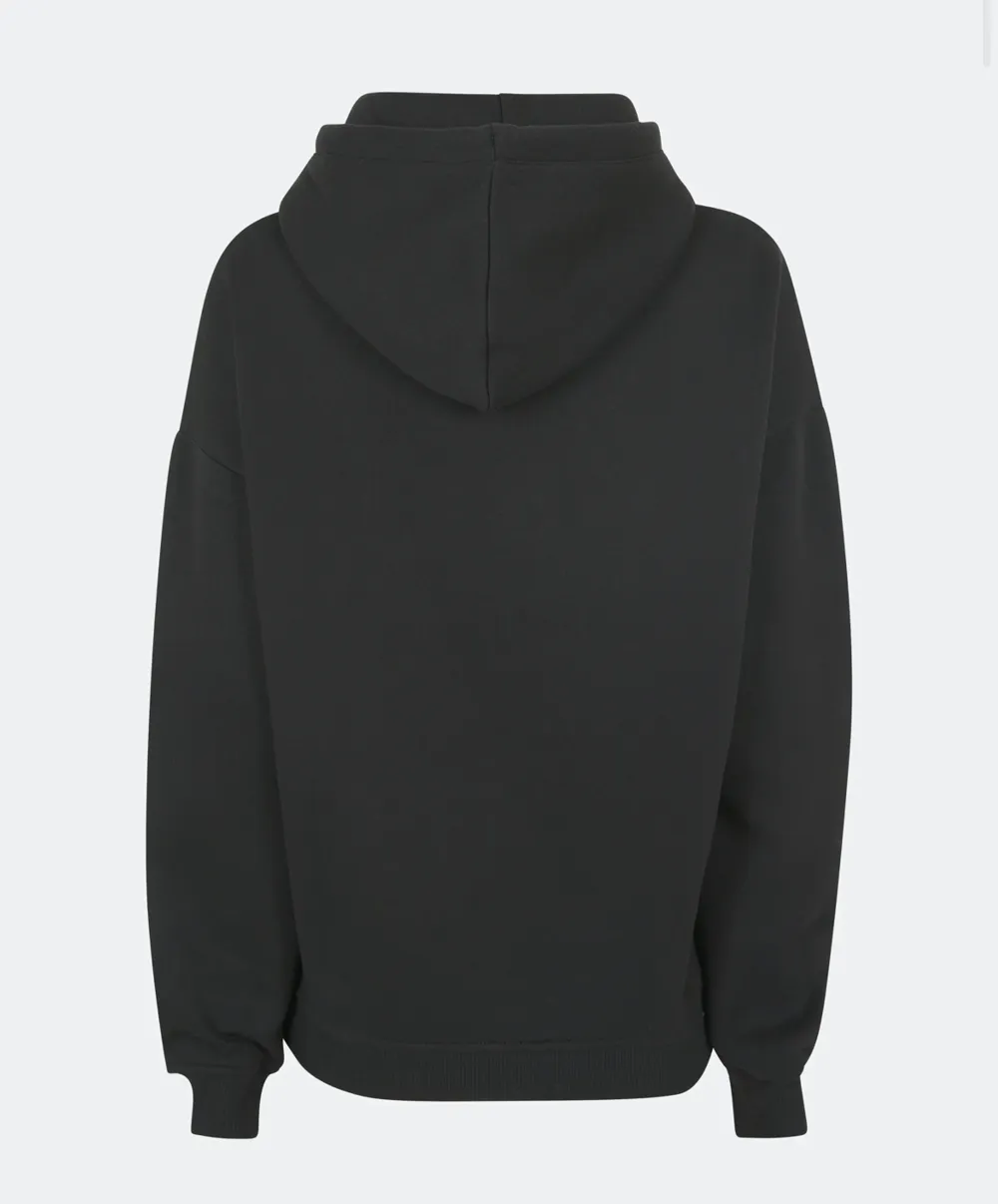 Säljer en svart hoodie från bikbok då den inte kommer till användning 💕pris kan diskuteras . Hoodies.