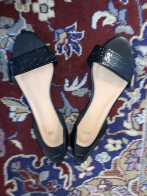 Sandaler  - Säljer oanvända Sandler storlek 38 