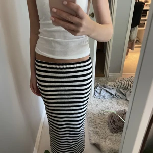 Storlek m - Långkjol från zara i storlek m, jag är 167