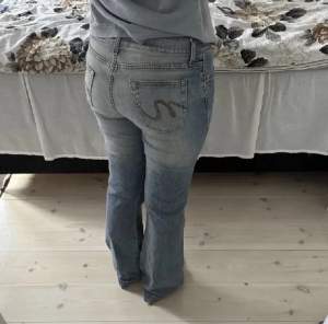 Super snygga lågmidjade jeans som tyvärr är för stora för mig, jeansen är köpta här på Plick och bilderna är lånade från tidigare ägare som är 169cm💗💗Jag är också öppen för byten mot liknande jeans (midjemått: 82cm) (skriv för fler bilder)