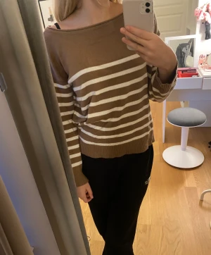 Stickad tröja - En jätte fin stickad tröja som inte kommer till användning och har nästan inte används. Jätte fint skick. Skriv om ni undrar nått eller vill ha fler bilder. Pris kan diskuteras💓💓