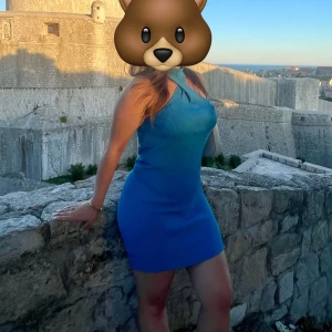 Blå klänning med knytning vid halsen - Super gullig blå klänning. Använd 1 gg för bilden. 