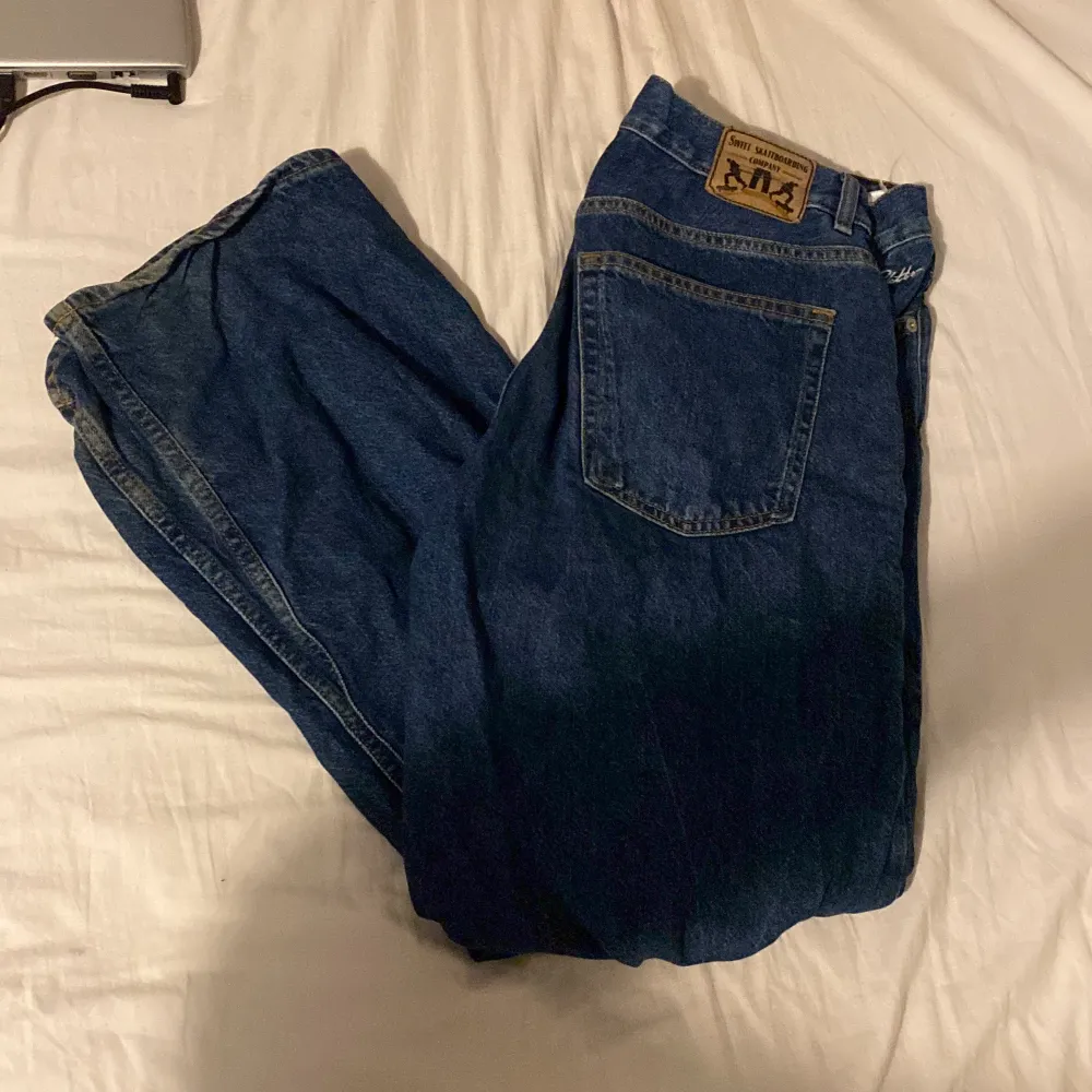 Tja säljer dessa blå baggyjeans, inga defekter, nypris 700kr~ pris kan diskuteras. Hör gärna av dig vid minsta fundering!. Jeans & Byxor.