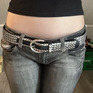 Alt bälte - Svart bälte/skärp med silvriga plattor, 100cm🩶