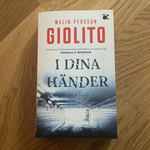 I dina händer  - Pocketbok från Malin Persson.  I dina händer. 