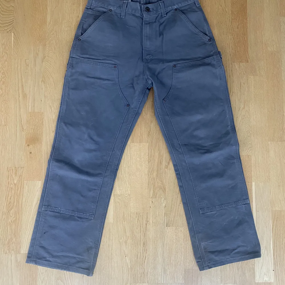 Carhartt dubelknees i bra skick. Jeans & Byxor.