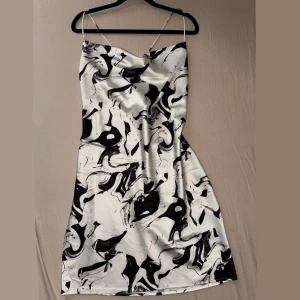 Klänning från monki - Helt ny med prislapp kvar. Materialet är lite silkes-aktigt. Väldigt tunt och skönt. Tyvärr är den för liten för mig :(