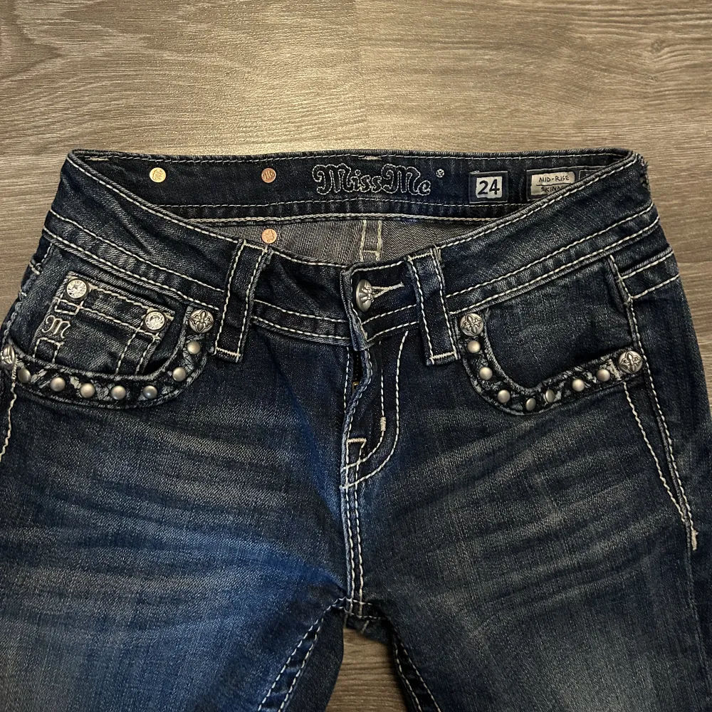 Lågmidjade SKINNY miss me jeans  Innerbenslängden: 75cm Midjemåttet tvärsöver: 34cm. Jeans & Byxor.