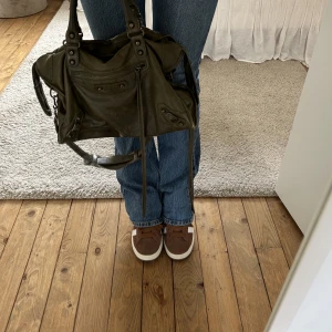 Balenciaga City bag - Intressekollar nu denna väska från balenciaga, modellen är en city bag! Väskan är köpt på Vestaire och har kvitto osv som bevis, samt den har gått igenom en äkthetskoll!