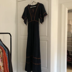 Svart retroklänning - Svart retroklänning med fjärilsärmar!