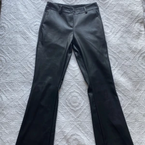 design by si skinnbyxor - Utsvängda läderbyxor från Design by Si i toppskick! De är precis som nya och så snygga nu inför hösten ☀️ Kan gå ner i pris vid snabb affär :)  Mått: Innerbenslängd 75 cm, midjemått 72 cm, längd i grenen 24 cm  PS kan ej ta bild på då de ej passar mig ❤️