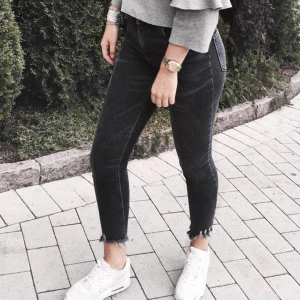 Gråa jeans  - gråa jeans från bikbok, väldigt bra skick 