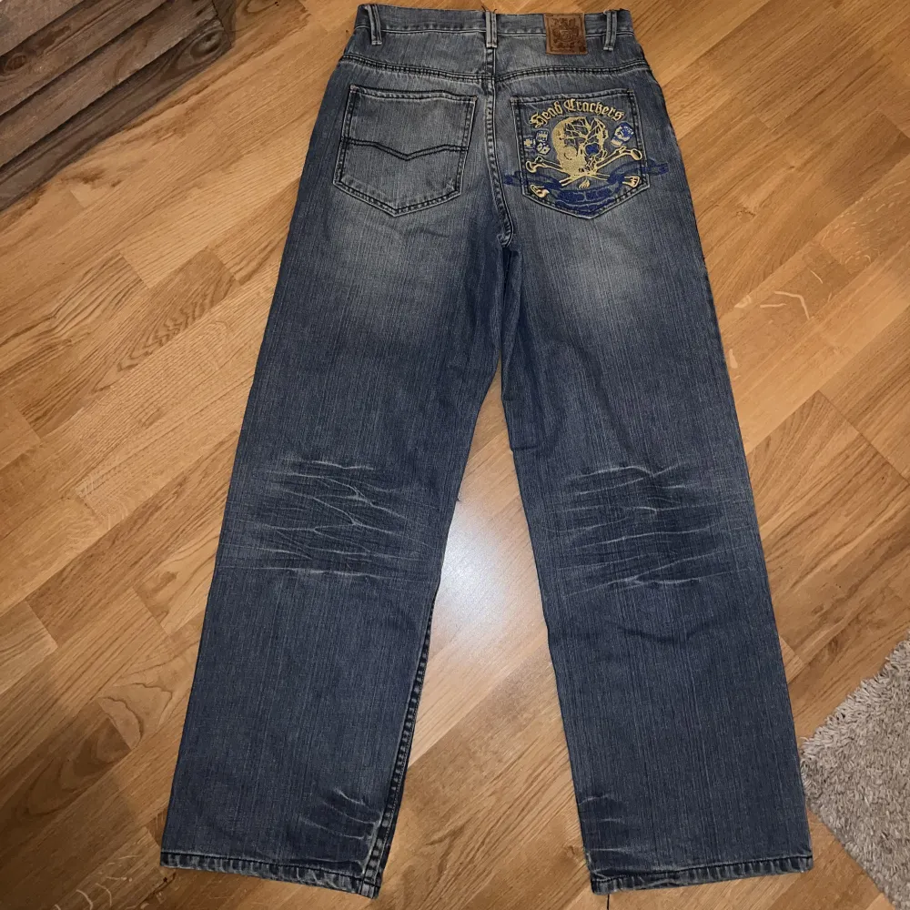 Snygga baggy jeans med brodering på bakfickan💕. Jeans & Byxor.