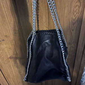 Tiamo väska svart  - Säljer min fina tiamo väska!!🫶🏼🫶🏼den är inte bara snygg utan också väldigt rymlig!! Passar perfekt som skolväska till exempel! 