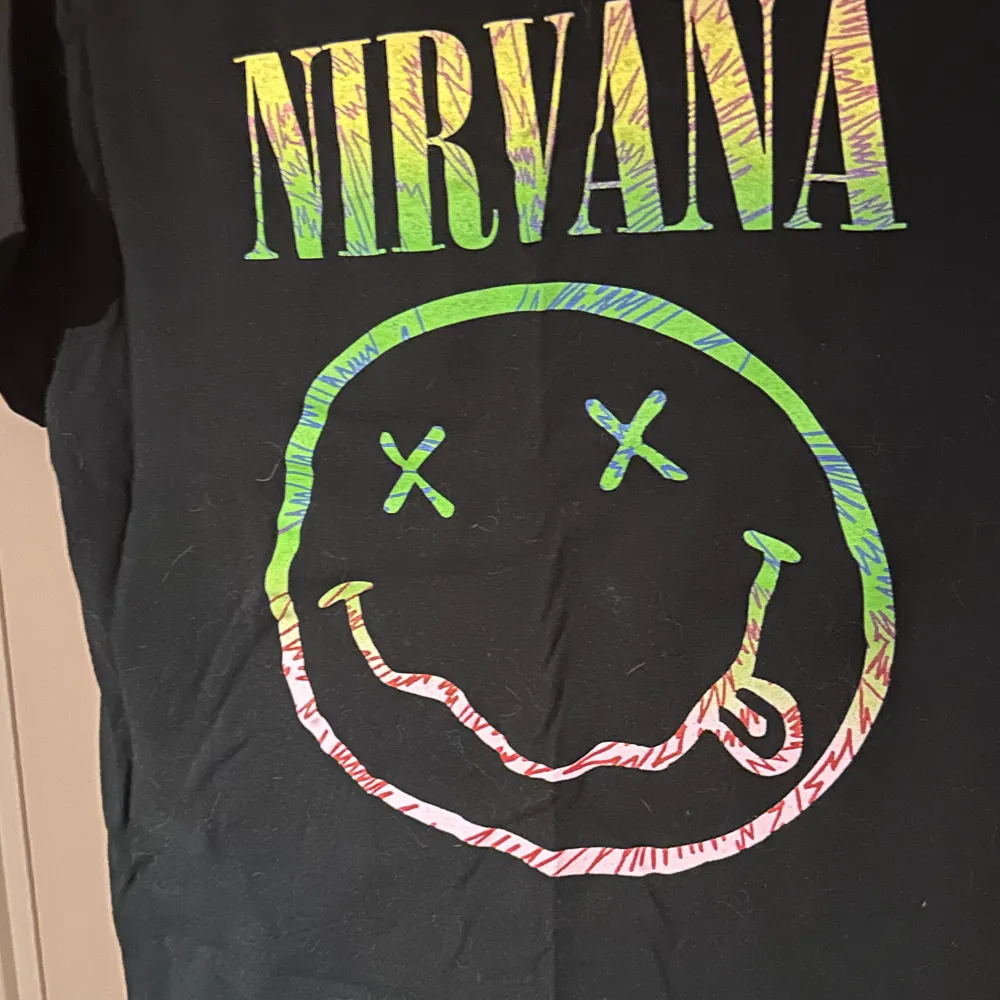 En Nirvana T shirt säljes. Storlek S unisex.  Katter finns i hemmet. T-shirts.