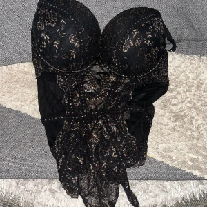 Body  - En jätte fin body som är helt oanvänd och är i ett jätte brs skick. Bh delen har mycket pushup i den. 