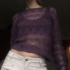 Blå stickad tröja - Jätte fin mörkblå stickad tröja! Säljer pga att de inte är min still längre ^^