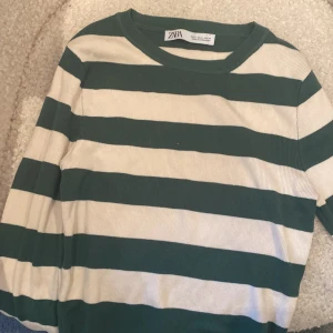 Zara tröja - Säljer denna zara tröja som inte sälja längre!💕💕 För mig som brukar ha XS så sitter den perfekt. Nyskick, använd typ 5 ggr!