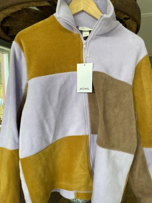 Fleecetröja  - Från Monki, aldrig använd  Pastell-lila, två toner av brun 