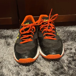 Innebandy skor  - Innebandy skor från asics Väll använda men bra skick