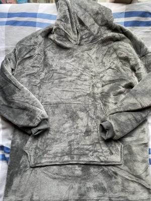 Mysig hoodie! - Säker nu min systers hoodie då den hon inte vill ha kvar den! Supermysigt och skönt material som ni ser på slide 3, storleken på den är svår då den ska sitta nästan som en filt. Men hon är runt 175 och den passar henne mycket bra! 