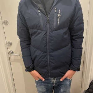 Sail racing jacka  - Dags att sälja min gamla jacka som har blivit för liten nu. Jackan är i ett väldigt fint skick. 