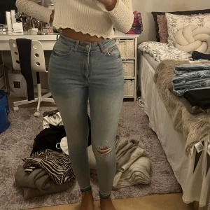 Högmidjade jeans från zara  - Ett par högmidjade jeans i ljusblå färg, köpt från zara. I storlek 36. Väldigt bekväma pga stretch. I gott skick.