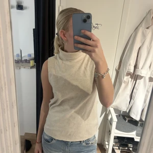 Zaratröja - Supersnygg tröja från zara! Kommer med ett tillhörande midjeband som inte är på just nu🥰bra skick!