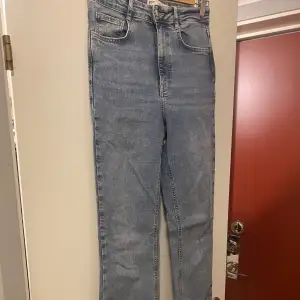 Molly-jeans från Gina med slits   Använd cirka 3 gånger