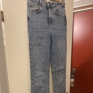 Jeans - Molly-jeans från Gina med slits   Använd cirka 3 gånger