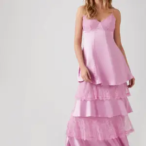 Säljer min jättefina klänning som jag köpte i Dubai runt juli, använd en gång. Materialet är 96% polyester och 4% spandex. Perfekt som balklänning!!🥹🩵 skriv till mig om du har frågor eller önskar mer bilder.