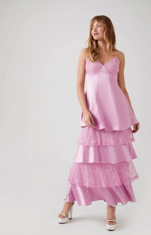 Satin Laced balklänning - Säljer min jättefina klänning som jag köpte i Dubai runt juli, använd en gång. Materialet är 96% polyester och 4% spandex. Perfekt som balklänning!!🥹🩵 skriv till mig om du har frågor eller önskar mer bilder.