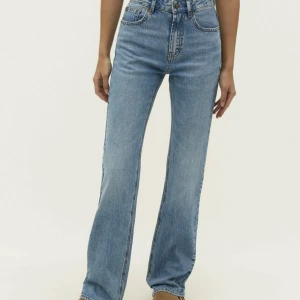 Stradivarius D98 straight vintage jeans - Helt nya (inte ens provade) jeans från Stradivarius, i modellen D98 straight vintage.  Färgen är ”light blue denim” och storlek 32. 