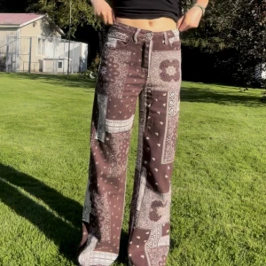 Coola unika bruna byxor - Säljer mina jättecoola väldigt unika jeans/byxor då dem tyvärr inte kommer till användning ): Bra skick då den inte är använda så mycket, väldigt sköna och sitter inte obekvämt Storlek XS (funkar också liten S) och passar mig som är ca 160