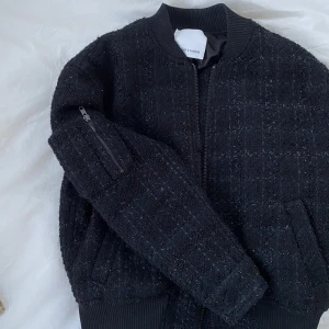 Bomberjacka  - Sååå snygg bomberjacka med lite glitter från Samsøe Samsøe! 