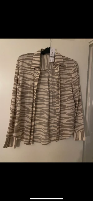 NY skjorta från Gina strl 36  - Prislapp kvar så fint skick  Gina Tricot  Strl 36 🤩