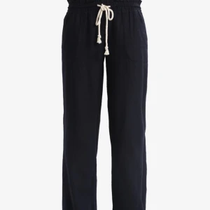 Linnebyxor - Svarta linnebyxor från Roxy Lite slitna längst nere då dom är lite långa på mig❤️.  Skriv flr fler bilder  Pris kan diskuteras 