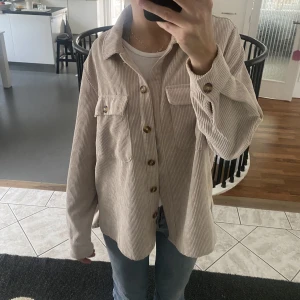 Tunn jacka  - Säljer denna tunna jacka som är i storlek S. Manchester tyg och är i bra skick! Priset går att diskutera så tveka inte på att höra av er :) 