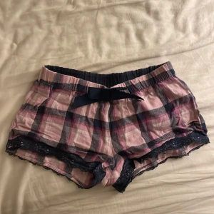 Rutiga pyjamasshorts - Hampton republic shorts. Storlek 146/152, men passar bra ändå på mig som brukar ha S. Sitter superfint på om man gillar att de är korta och tajta. 💞Fint skick, nästan aldrig använda.