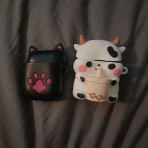 Airpods skal 1/2 - Säljer två AirPods skal från Aliexpress jag inte använder längre 🧌 Lita dammiga då dom bara legat på mitt skrivbord men jag rengör dom först såklart • Passar bara Airpods 1 och 2 (första modellen) • Betalning endast genom Swish • Frakt blir ca 15kr