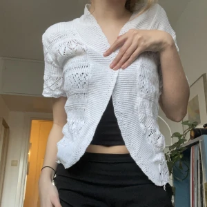 Vit kofta - Köp inte direkt! Söt vit kofta. Passar jättebra inför våren och sommaren. Passar bra på mig som ofta har strl S. Postar eller möts upp i Stockholm ❤️