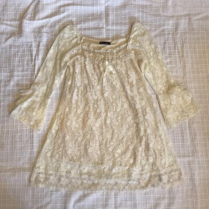 Spets klänning/ topp - Den finaste toppen/ klänningen beronde på hur lång du är som påminner mig om lana del ray! Är 178 cm som referens. Står ingen storlek men skulle säga S-M 🪐🌙