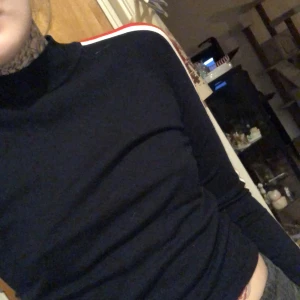 Stickad tunn tigh tröja - Använd en gång  Skön och stretchig Svart eller Navy svårt att se 