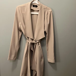 Beige Trenchcoat (ny) - Beige trenchcoat från ONLY Använd 1 gång  