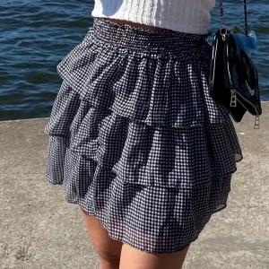 Rutig volangkjol - Jag lägger ut denna igen för det blev strul på förra