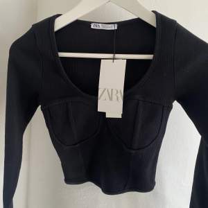 Säljer denna svarta långärmade topp med detaljer från Zara. Nyskick. 💕