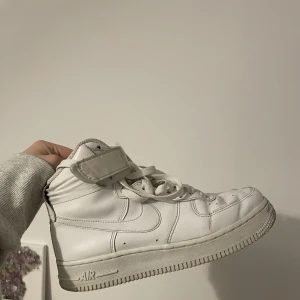 Höga Air force one - Bra skick, har inte använt dem så mycket! Nypris ca 1400. Jag har storlek 38 i vanliga fall och dem sitter bra på mig.   Frakt tillkommer på ca 100 kr, skickas spårbart med postnord!