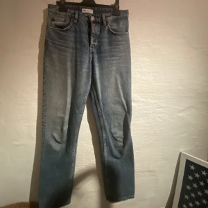 Straight jeans  - De efterlängtade zara midrise straight jeans. Superfin färg och jättesköna! 